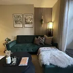 Chic Garden Escape In Clifton
