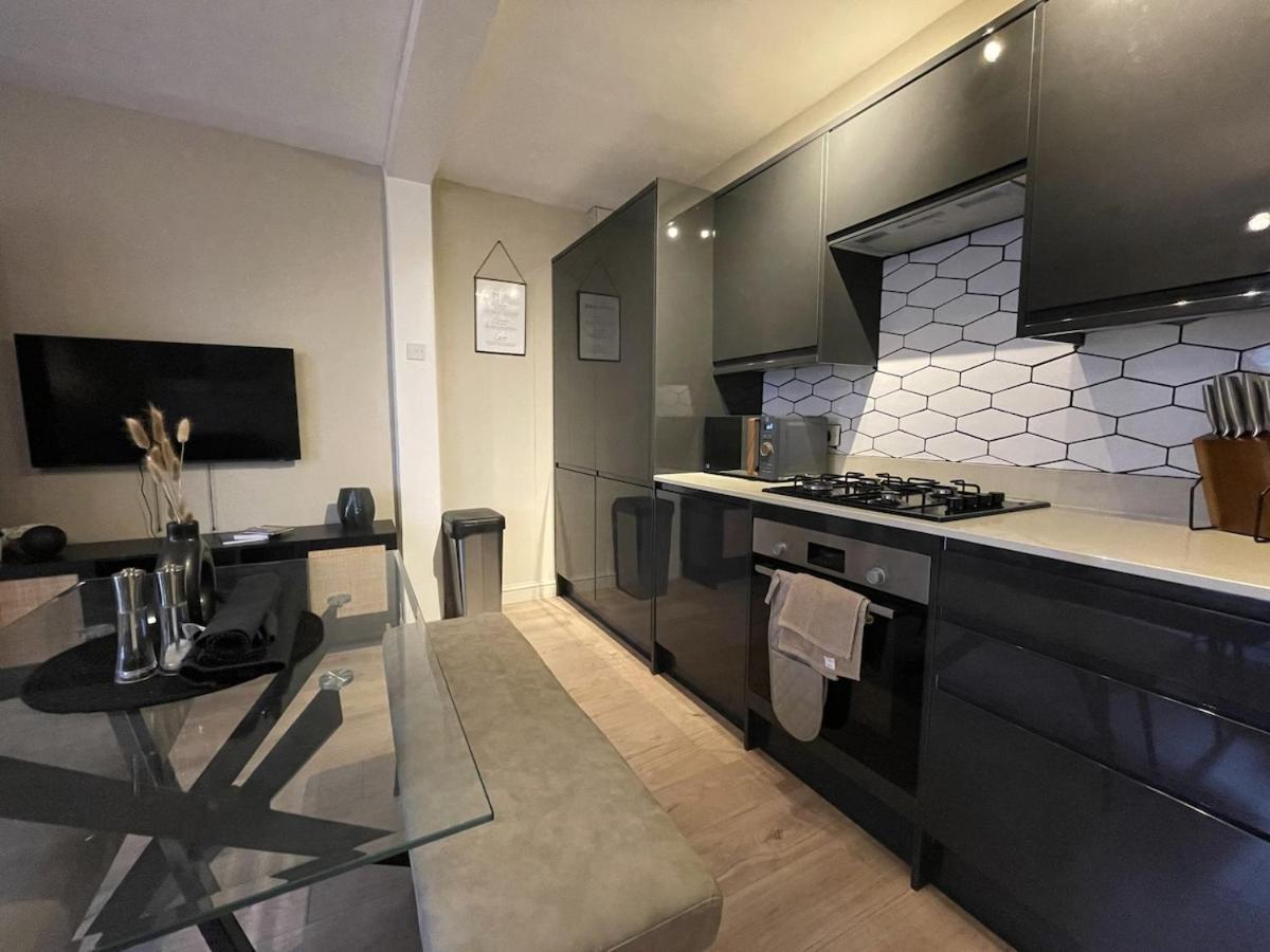 Chic Garden Escape In Clifton Apartment Bristol